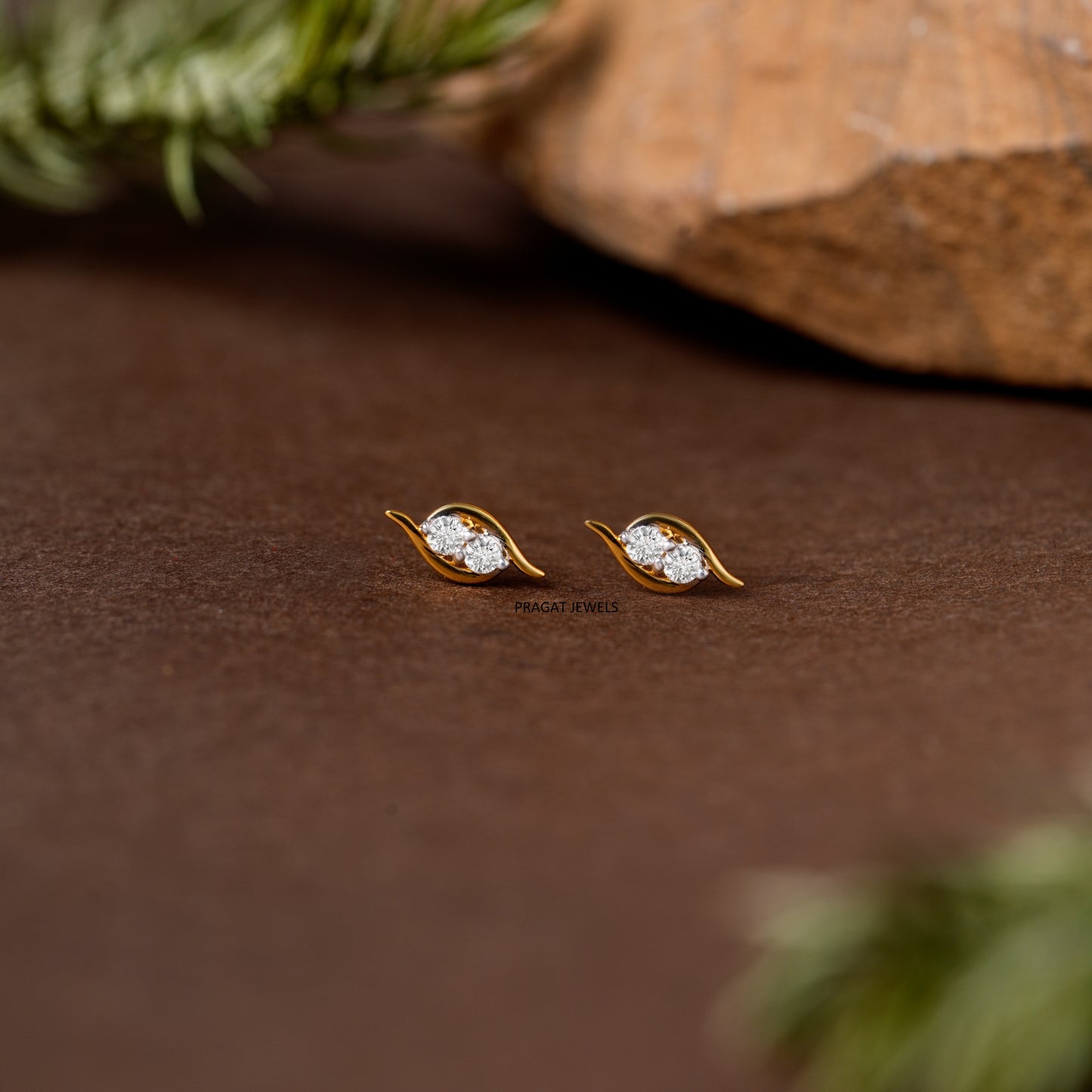 Elegant Diamond Leaf Gold Stud Earring/Minimalist Diamond Leaf Gold Stud